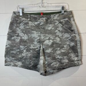 Spanx | Women's 6" Stretch Twill Shorts In The Stonewash Camo Print Size Large